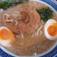 「とんこつしょうゆ味のらー麺 （煮玉子トッピング）」@らー麺にしかわの写真