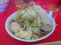 「ラーメン（普通盛り）+野菜にんにくアブラ増し+煮卵+魚粉」@らーめん 武丸の写真