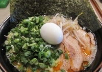 「唐辛子ラーメン中盛り、チャシュー&青ネギ&海苔&味玉」@品の一の写真