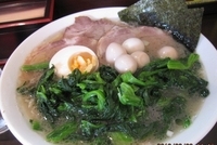 「塩トンコツ中盛り、ホウレン草、ウズラ」@きたくり家 港南台店の写真