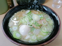 「ラーメン（中）750円+のり+たまごセット100円（ネギ増し）」@麺屋 達の写真