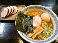 「煮干し醤油らーめん+炭火焼きチャーシュー+煮玉子」@かすみ屋の写真