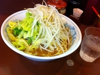 「ラーメン（ぶた品切れでチャーシュー無し-100円）+麺カタ野菜マ」@らーめん陸の写真