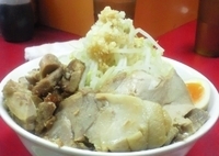 「中ラーメン + 子豚 （ 野菜、にんにくダブル ）」@モッコリ豚の写真