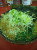 「ラーメン（並）+ねぎ・もやしトッピング 630円+30円」@上越家の写真