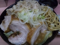「ラーメン豚入り・魚粉・生卵（ニンニク・アブラ）」@魔人豚の写真