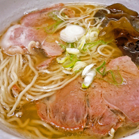 「正油らーめん￥700 + 半ライス（ランチタイムサービス）」@忍八の写真