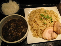 「黒辛つけ麺[700円]+中盛り[100円]+ライス[100円]」@つけ蕎麦屋 龍馬灯の写真