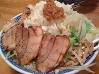 「ふじ麺小豚（中盛り,ニンニク）850円+野菜増し 50円」@麺屋ゆうの写真