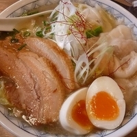 「ちゃーしゅーわんたんめん 太麺 （味玉トッピング）」@わんたんめんの店 しお福の写真