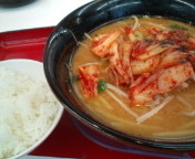 「キムチ味噌ラーメン770円+サービスライス」@くるまやラーメン 足立保木間店の写真