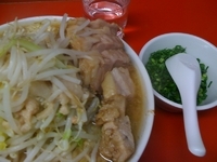 「小豚 メン硬め +ネギ（ヤサイニンニクアブラ）」@ラーメン二郎 西台駅前店の写真