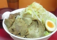 「中ラーメン + 子豚 + 生卵 （ 野菜、ニンニクダブル ）」@モッコリ豚の写真