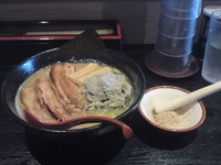 「鶏濃厚魚介にぼしらーめん（煮干し5）680円,炙りチャーシュー2」@麺屋 吉宗の写真