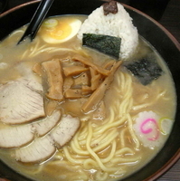 「中華そば 680円 + サービスおにぎり」@上野大勝軒の写真