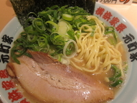 「ラーメン（麺かため、油少なめ、味うすめ）（650円）+京都九条ネ」@横浜家系 元町家の写真