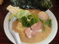 「背脂豚骨醤油らあめん(中)800円+味玉100円」@あずさ川らあめん つきの写真