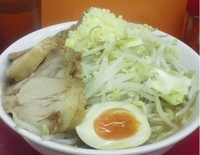 「中ラーメン + 子豚 （野菜ちょい増し、にんにくダブル）」@モッコリ豚の写真