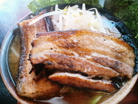 「厚切り炙りチャーシュー麺(味噌) 950円+小ライス(0円)」@串焼き BAR 豚兵衛の写真