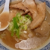 「新作 中華そば （半チャーシュー+味玉トッピング）」@めいげんその写真