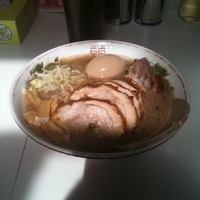 「ラーメン720円+肉増しダブル（無料）+肉屋の味玉」@肉屋の写真