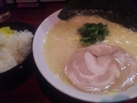 「とんこつ塩ラーメン 650円 + 無料ライス」@ラーメンAOZORA 錦町店の写真