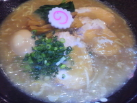 「とんこつ魚介醤油ら～めん（750円）+チャーシュー+味玉」@初代 麺松の写真