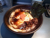 「白塩マー油麺（680円）+チャーシュー2枚増し（150円）+半ラ」@麺屋 弐重まるの写真