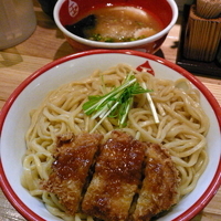 「豚鶏つけめん 中盛 730円（あつもり） + チャーカツ 150」@赤備の写真