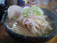 「醤油ラーメン 背油1、餃子」@チャッチャ系らーめん もん吉 伊勢崎支店の写真