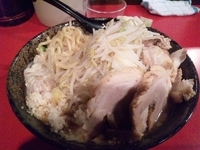 「ラーメン（中）・豚・魚粉（ニンニク・アブラ）」@麺や 唯桜の写真