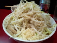 「ラーメン（ヤサイ、ニンニク、アブラ）辛メンマ」@用心棒 本号の写真