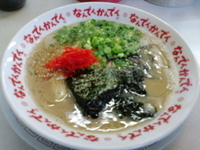 「ラーメン600円+替え玉150円+手羽先煮込み100円」@なんでんかんでん 金沢店の写真