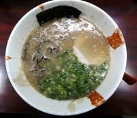 「博多長浜ラーメン（麺半分）」@らーめん 由宇松本の写真