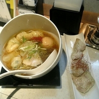 「海老そばワンタン+黄身とろ～り半熟味付玉子+鶏チャーシュー」@二代目 海老そば けいすけ 高田馬場本店の写真