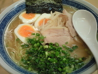「塩とんこつラーメン大盛（700円）+ゆでタマゴ（50円）+味付き」@八作の写真