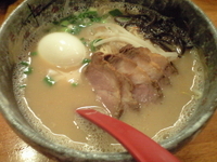 「肉らーめん（870円）+味付タマゴ（100円）+替玉（100円）」@豚骨らーめん れんの写真