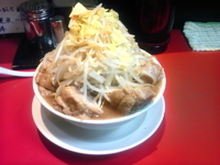 「豚ラーメン（野菜マシ+にんにく少し）830円」@用心棒の写真