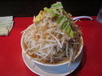 「豚ダブルラーメン（980円）野菜マシマシ、アブラ少なめ」@用心棒の写真