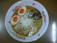 「豚骨醤油ラーメン大盛880円+茹卵（無料）+揚げニンニク100円」@札幌夜鳴き屋らーめんの写真