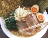 「らーめん大盛り+トッピング特盛り」@伝家 志木店の写真