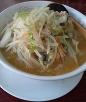 「味噌ラーメン（にんにく入り）600円」@中華 友の写真