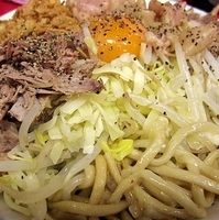 「汁なし（ヤサイニンニクあぶらスマイル）+ブタ 980円」@らーめん豚喜の写真