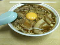 「中華そば 肉入り（中） 600円 生たまご 50円 ごはん 15」@いのたに 鳴門店の写真