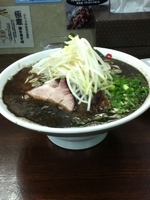 「ラーメン（大盛・細麺）+生しぼりにんにく」@なんつッ亭 秦野本店の写真