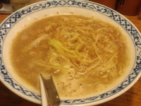 「フカヒレの黄金スープ麺（細麺）1600円」@中国ラーメン 揚州商人 目黒本店の写真