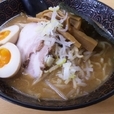 味噌ラーメン【750円】、味玉【100円】、サービスライス
