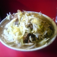 「小豚（野菜・にんにく少し）700円」@ラーメン二郎 三田本店の写真