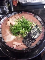 「とんこつラーメンネギ多め麺かため替え玉チャーシュー入り」@無鉄砲 東京中野店の写真