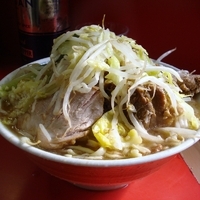 「小豚（麺カタメ/ヤサイ/ニンニク多め） 700円」@ラーメン二郎 三田本店の写真